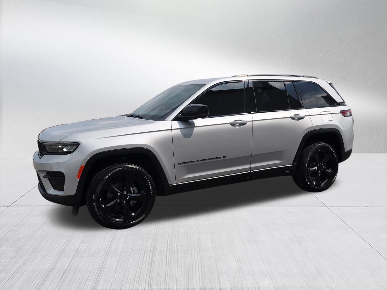 Used 2023 Jeep Grand Cherokee Altitude image 5