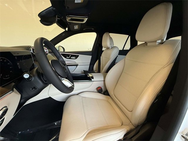 Used 2025 Mercedes-Benz GLC 300 4MATIC image 2