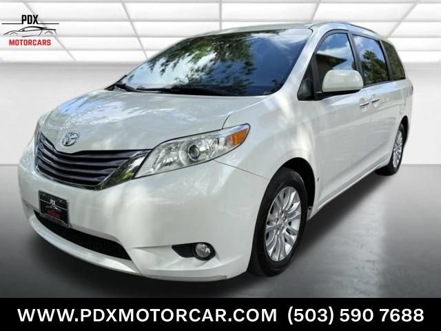 Used 2017 Toyota Sienna XLE Premium FWD image 1
