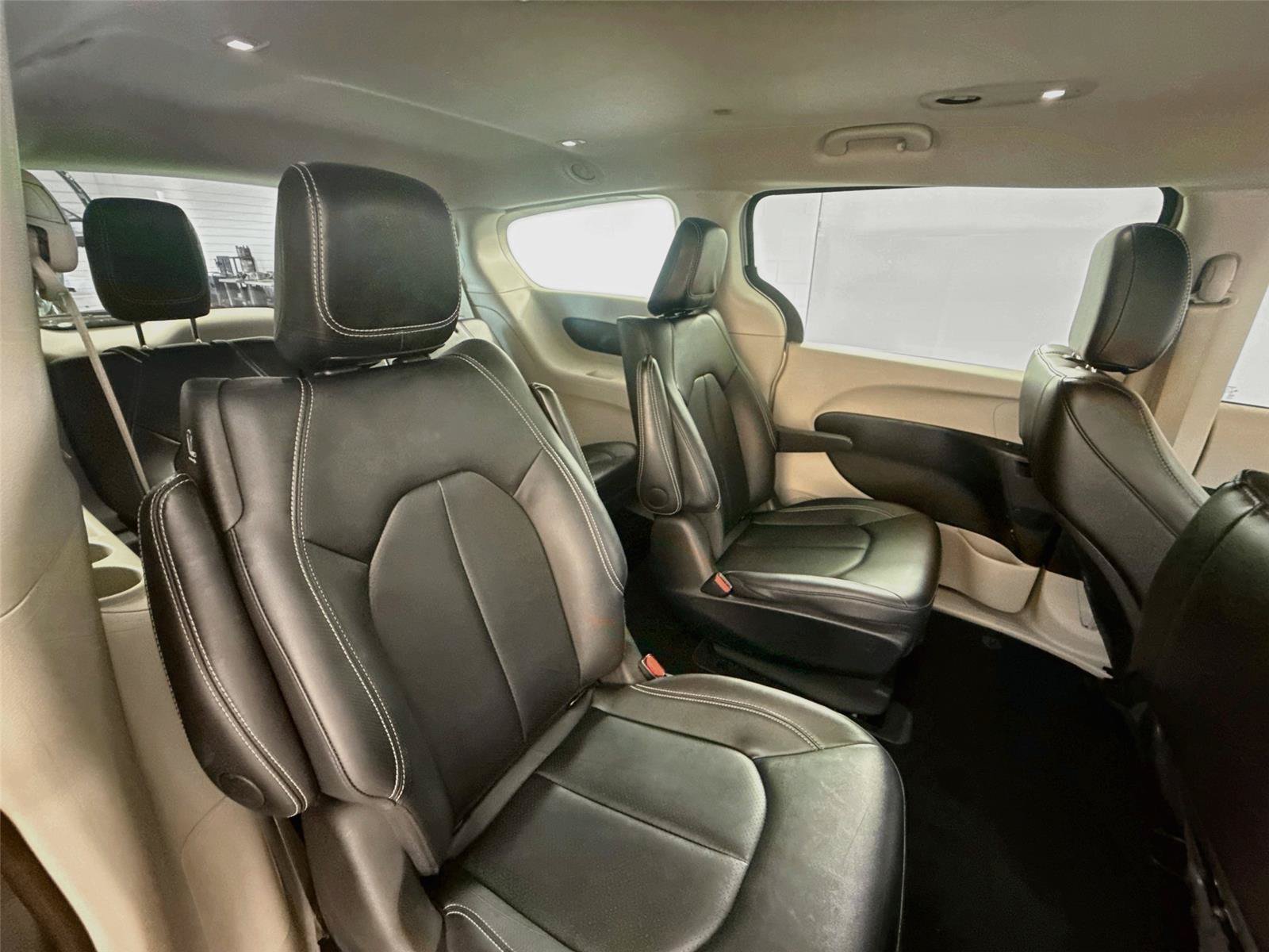Used 2024 Chrysler Pacifica Limited FWD image 14