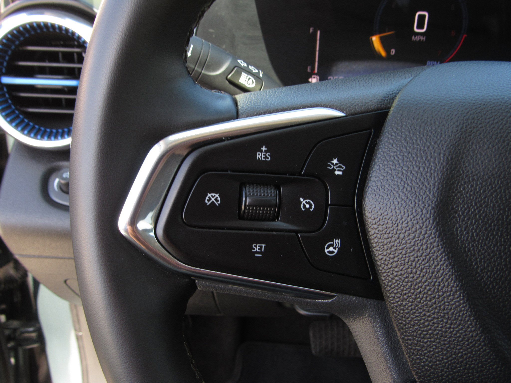 Used 2025 Chevrolet Trax LT w/ LT Convenience Package FWD image 23