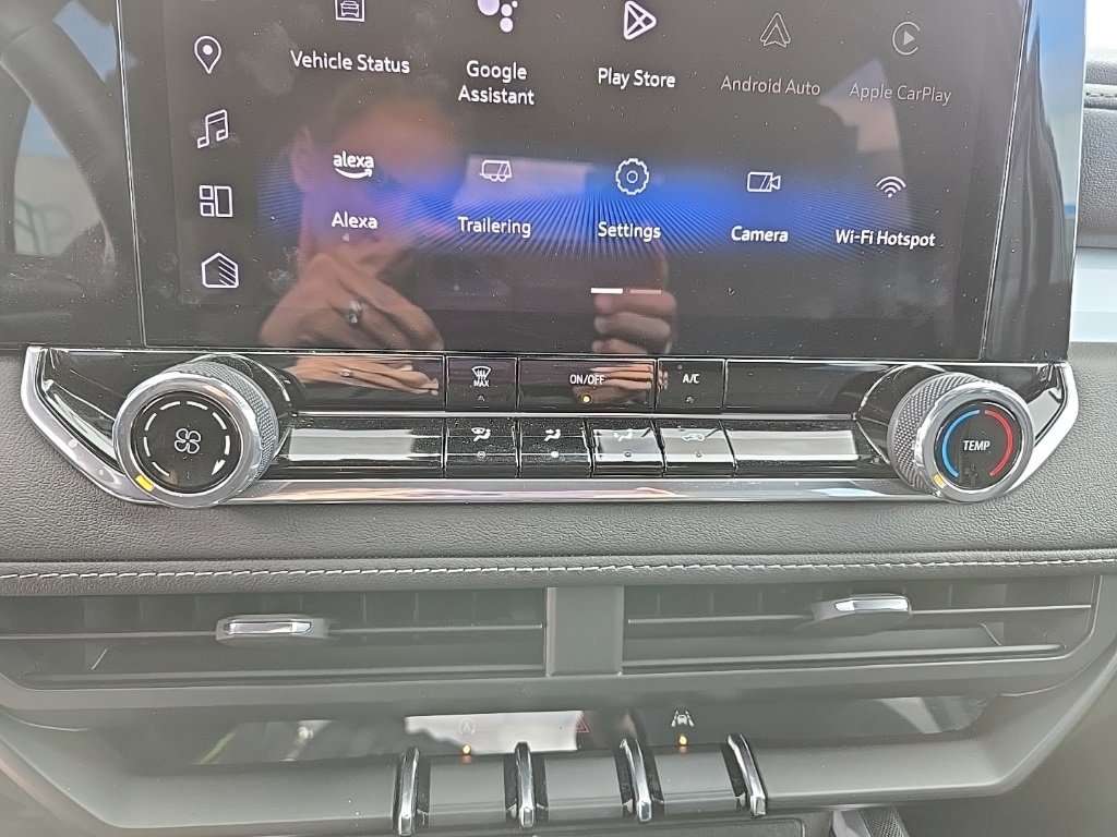 Used 2024 Chevrolet Colorado LT image 32