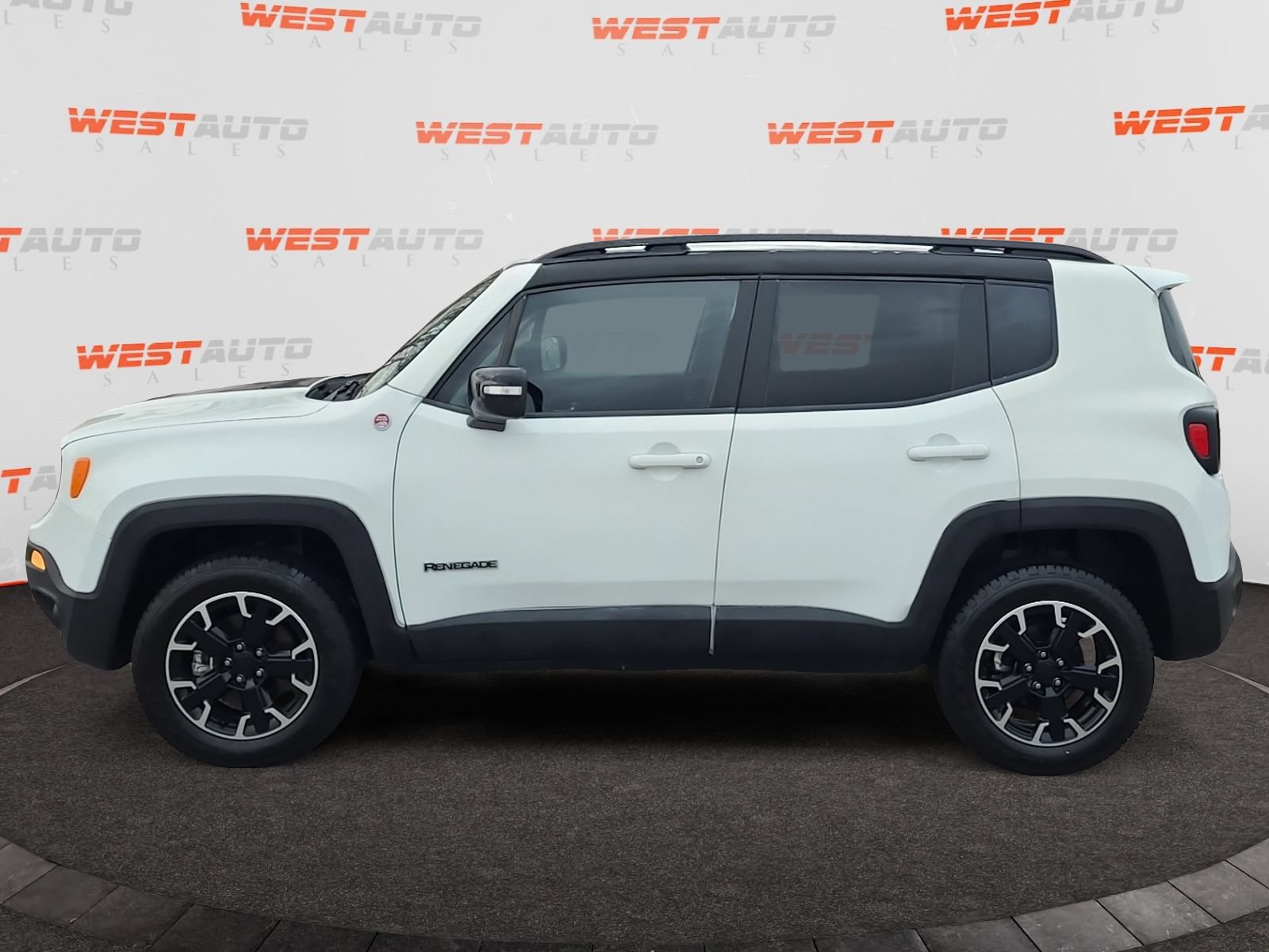 Used 2023 Jeep Renegade Trailhawk AWD/4WD image 2