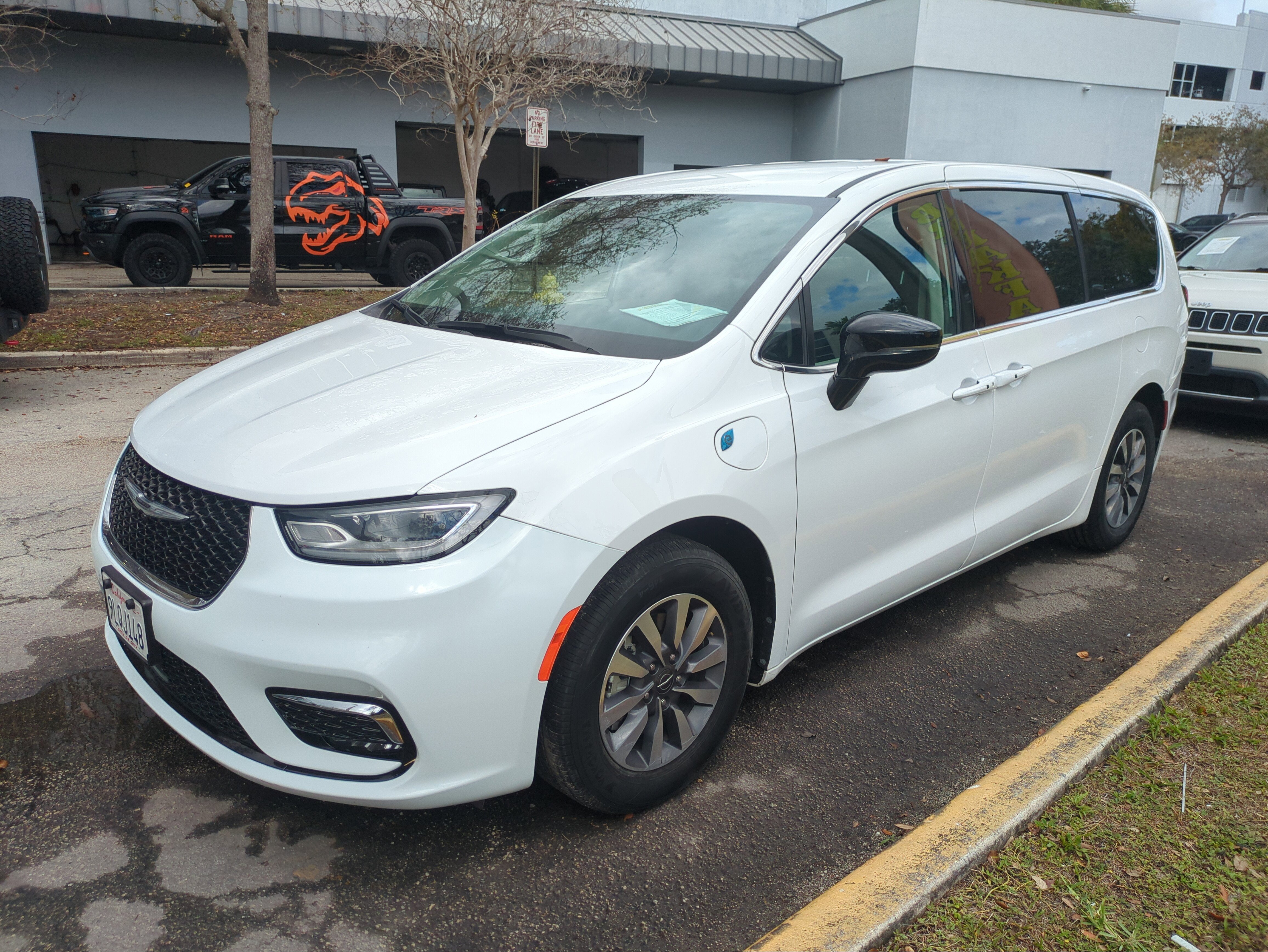 Certified 2024 Chrysler Pacifica Select image 9