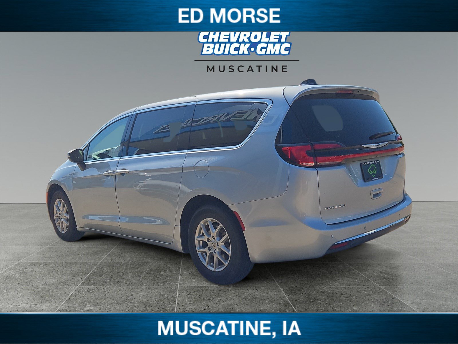 Used 2023 Chrysler Pacifica Touring-L FWD image 3