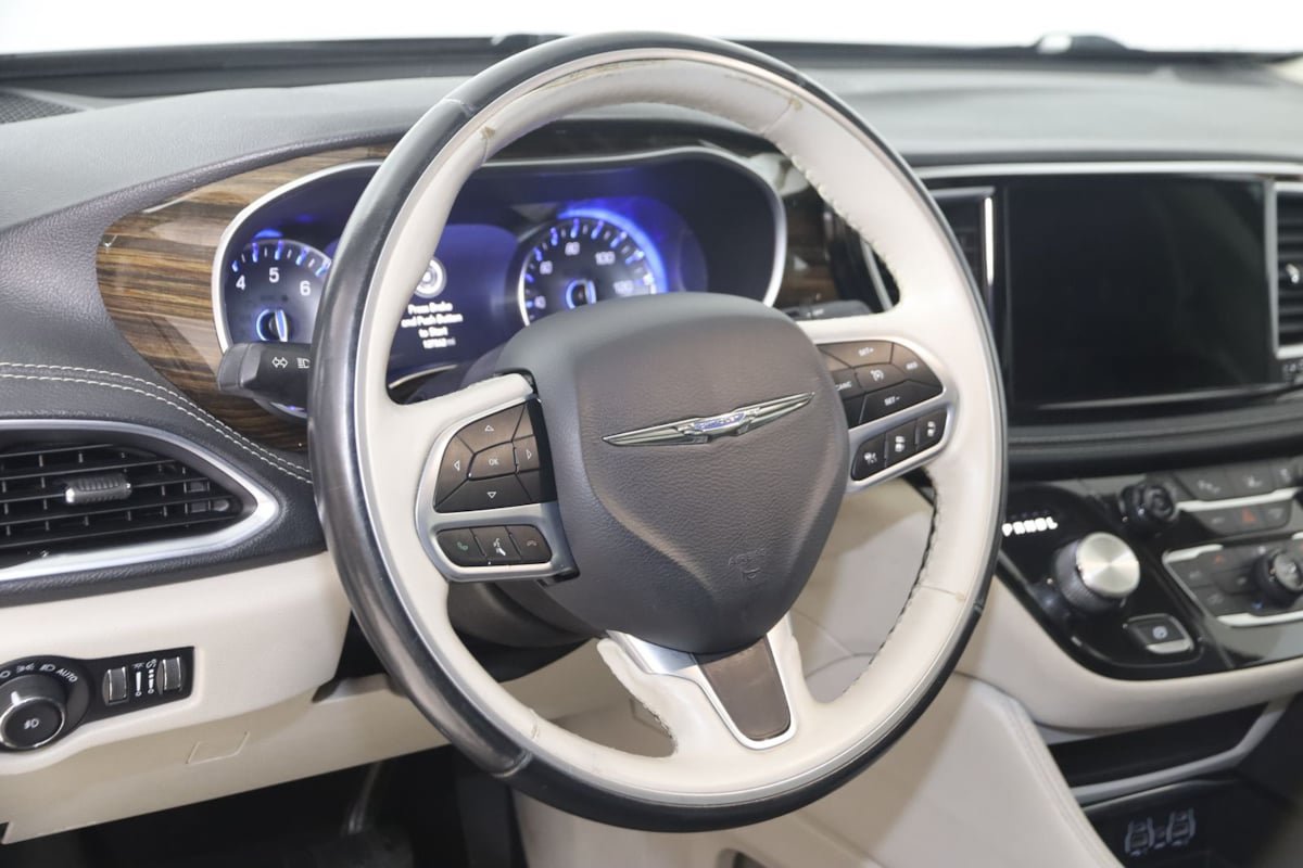 Used 2021 Chrysler Pacifica Limited AWD/4WD image 6