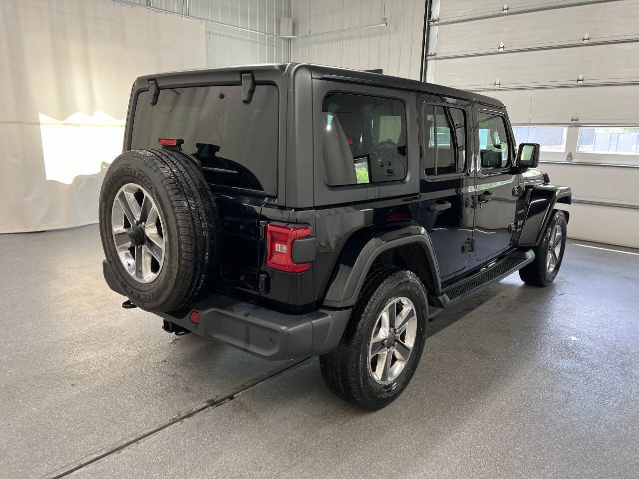 Used 2018 Jeep Wrangler Unlimited Sahara AWD/4WD image 4