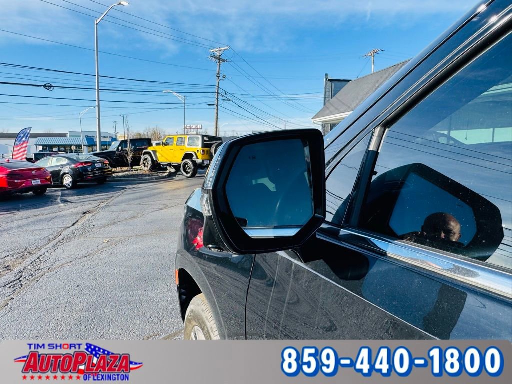 Used 2022 Chevrolet Suburban LT w/ Luxury Package image 17