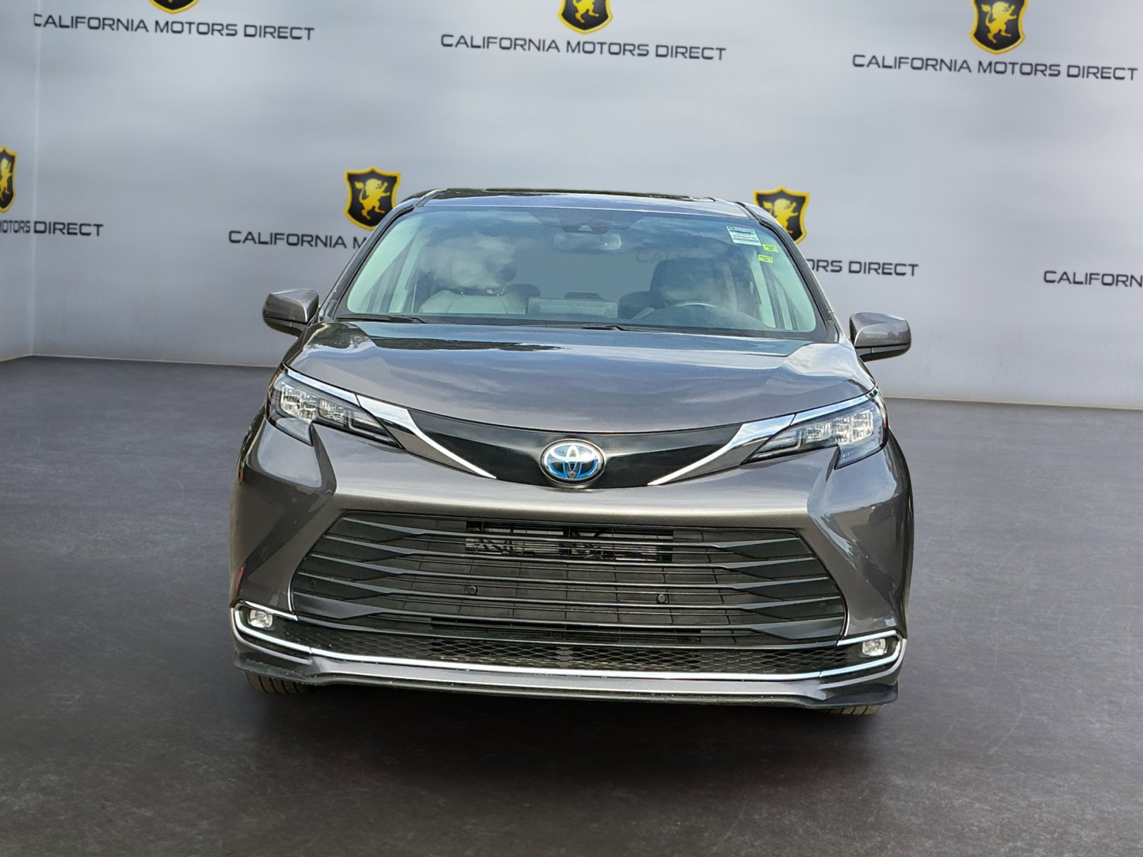 Used 2024 Toyota Sienna XLE FWD image 2