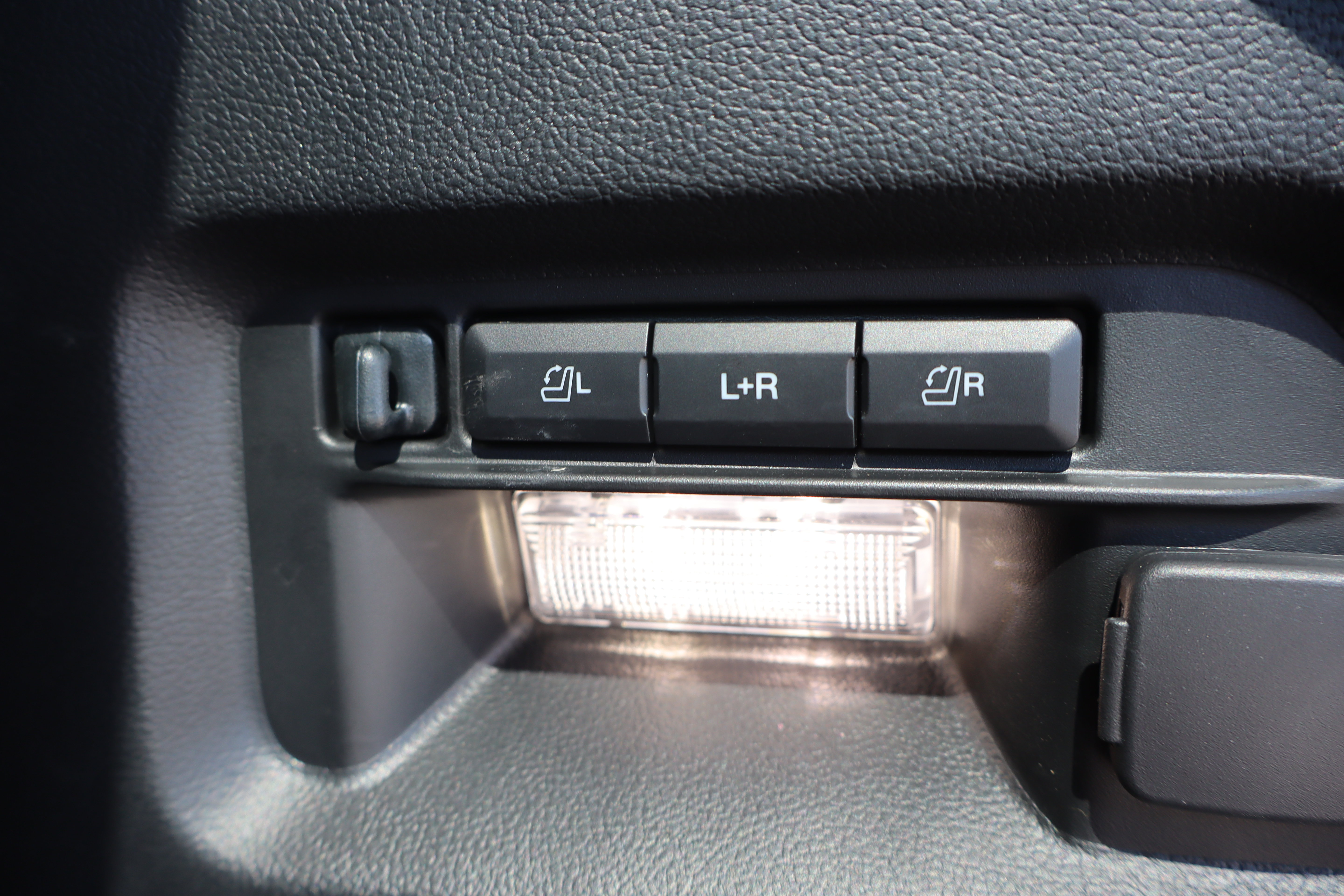 Used 2024 Ford Explorer Limited w/ Limited Technology Package AWD/4WD image 34
