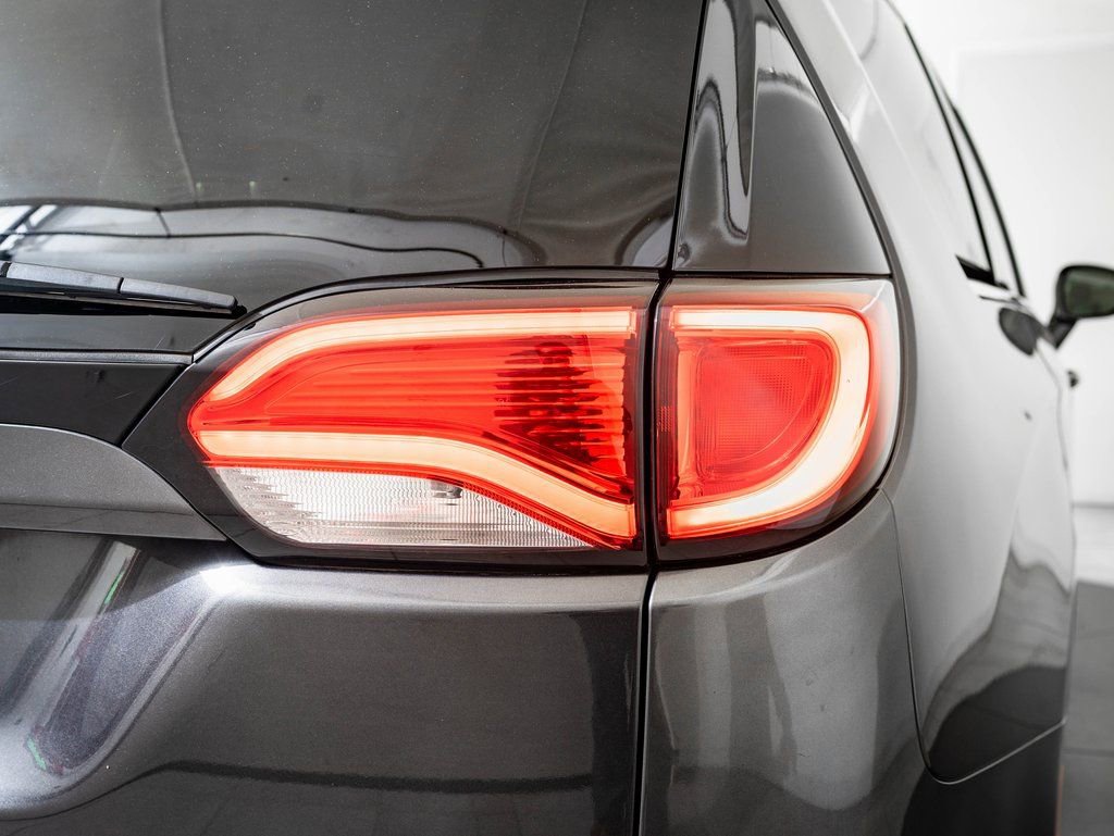 Used 2019 Chrysler Pacifica Touring-L image 9