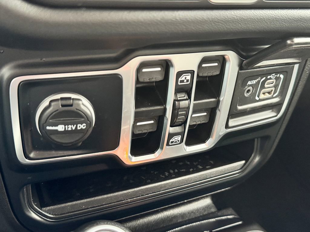 Used 2024 Jeep Wrangler Unlimited Sahara AWD/4WD image 22
