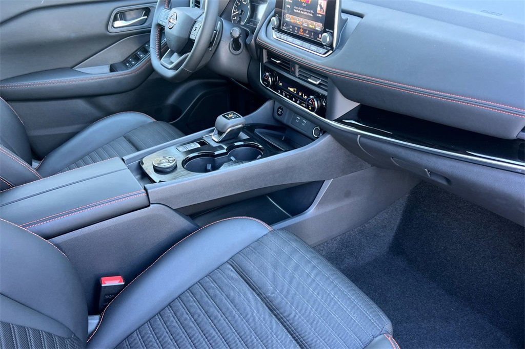 Used 2025 Nissan Rogue SV image 18