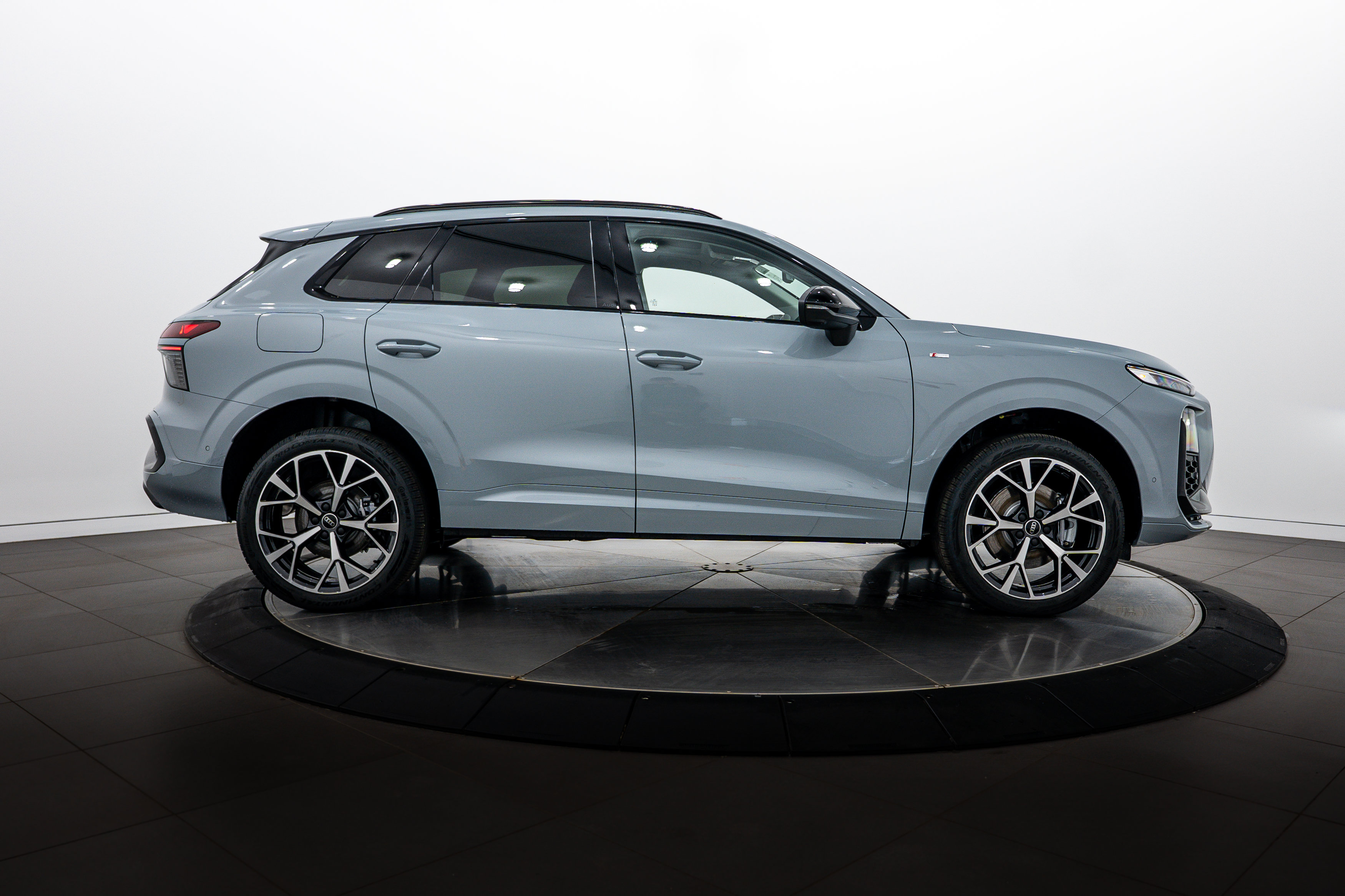 New 2026 Audi Q3 quattro 2.0T AWD/4WD image 3