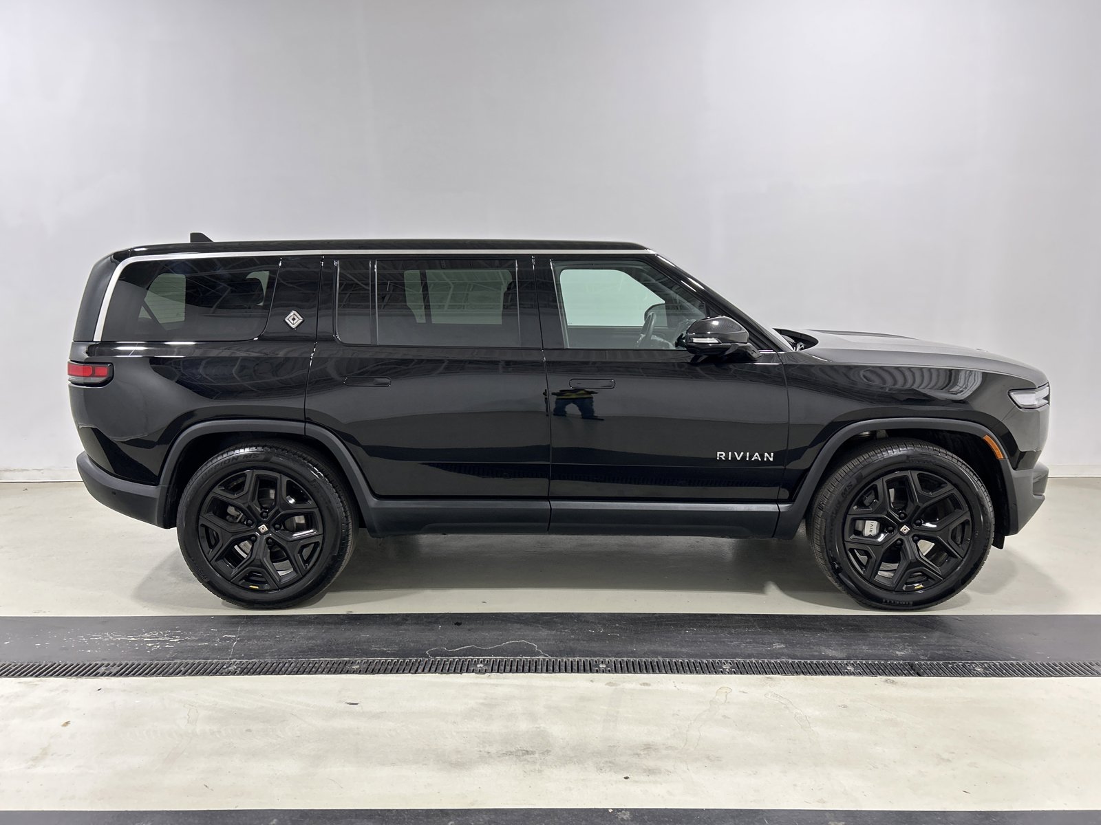 Used 2025 Rivian R1S Adventure image 6