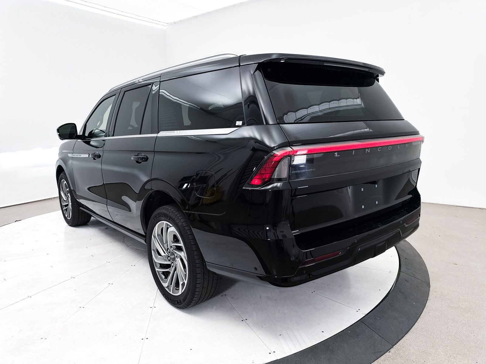 Used 2025 Lincoln Navigator Reserve AWD/4WD image 16