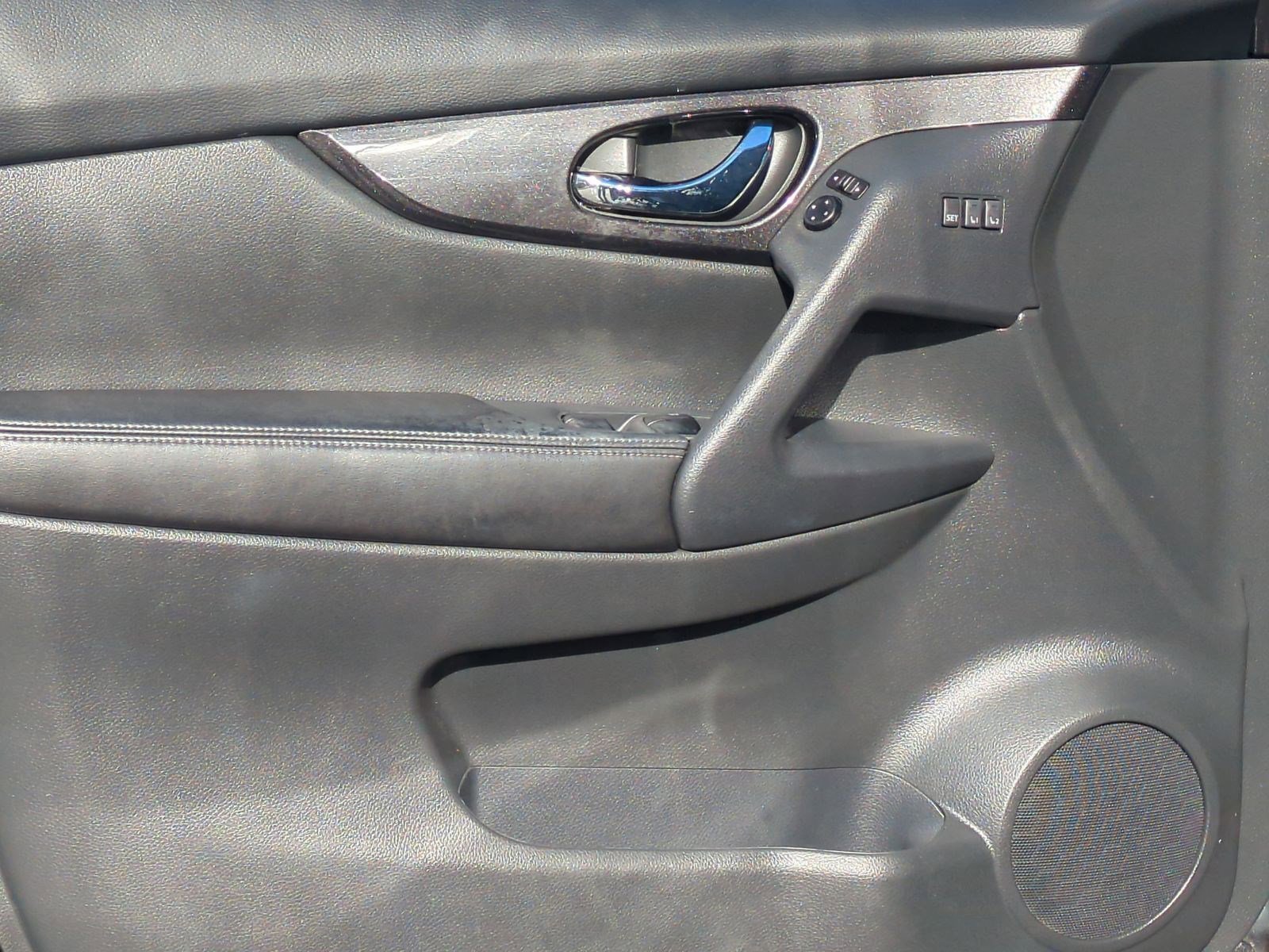 Used 2018 Nissan Rogue SV w/ Premium Package image 14