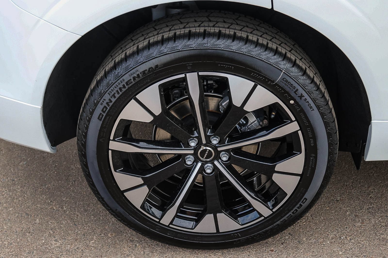 New 2027 Volvo XC60 B5 Plus AWD/4WD image 12