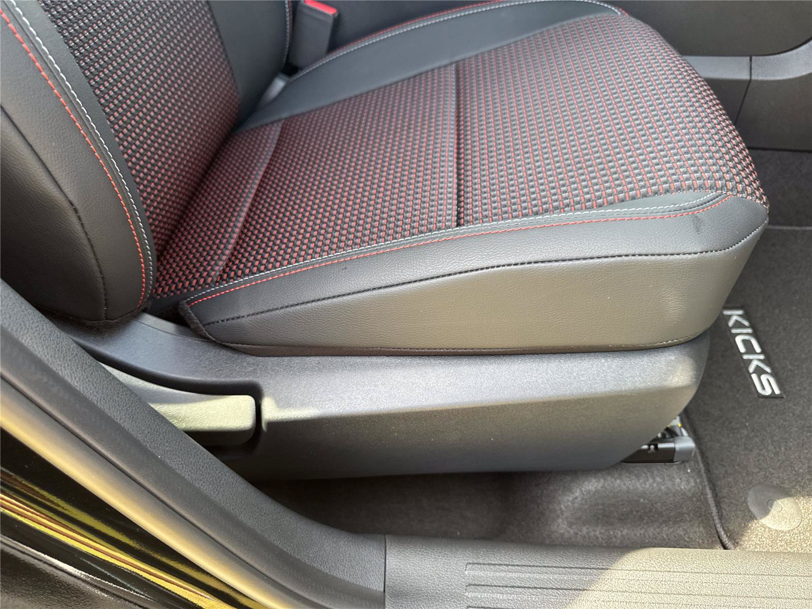 New 2026 Nissan Kicks SR FWD image 33