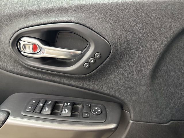 Used 2019 Jeep Cherokee Limited w/ Technology Group image 31