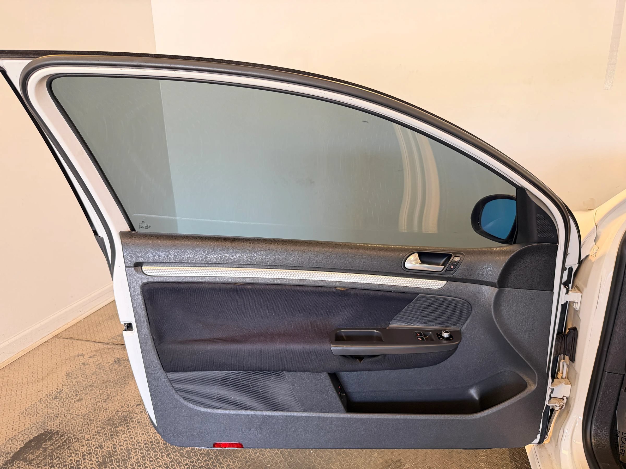 Used 2008 Volkswagen R32 AWD/4WD image 8