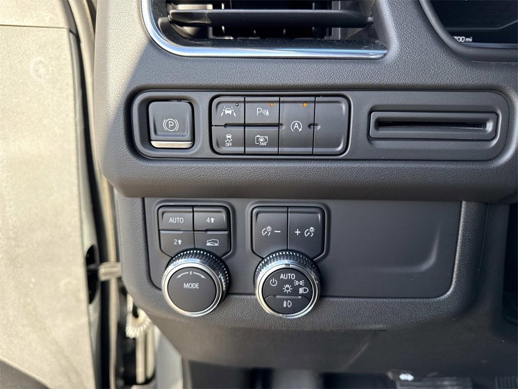 Used 2023 GMC Yukon SLT w/ SLT Luxury Package image 13