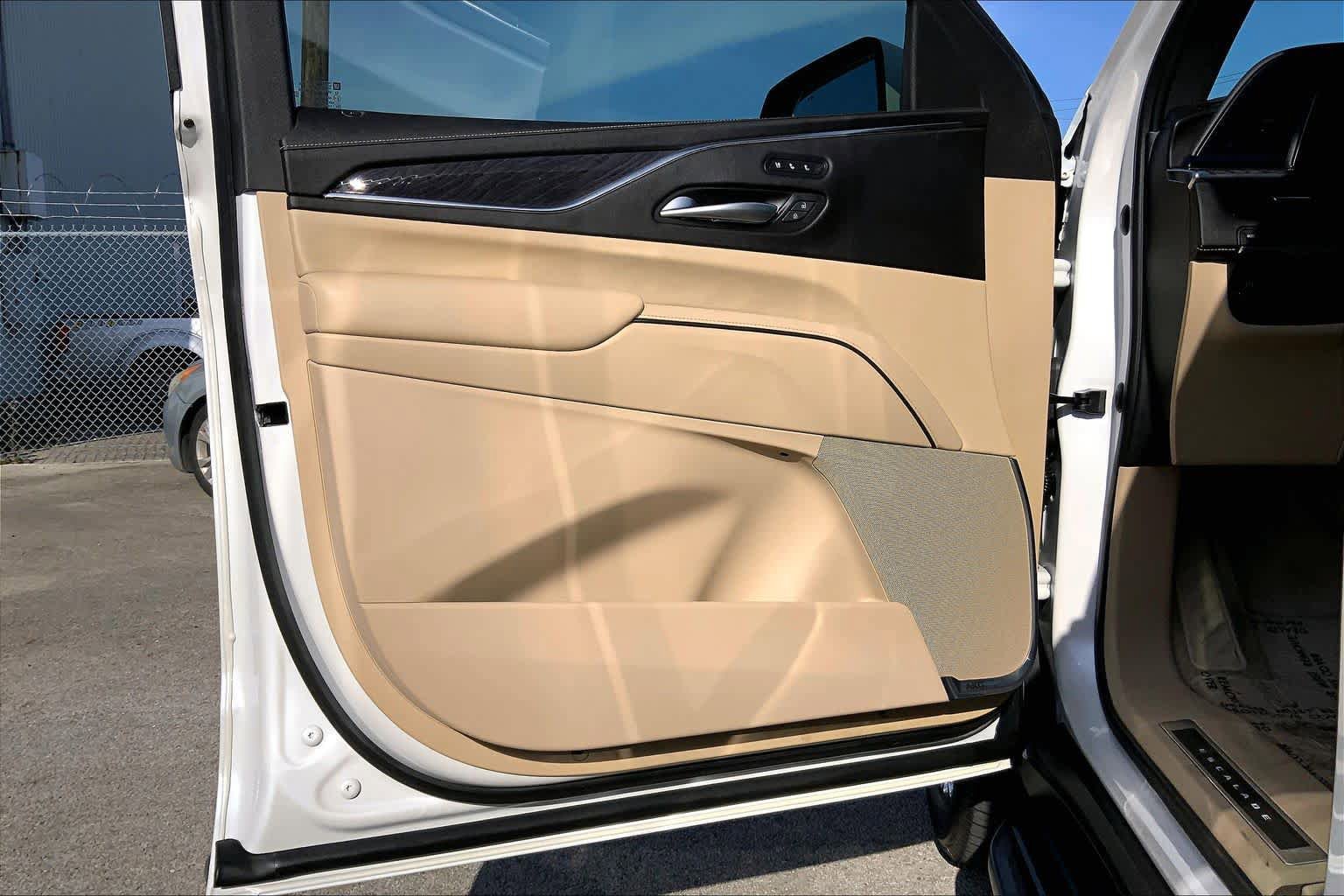 Used 2021 Cadillac Escalade ESV Premium Luxury w/ LPO, Illumination Package RWD image 22
