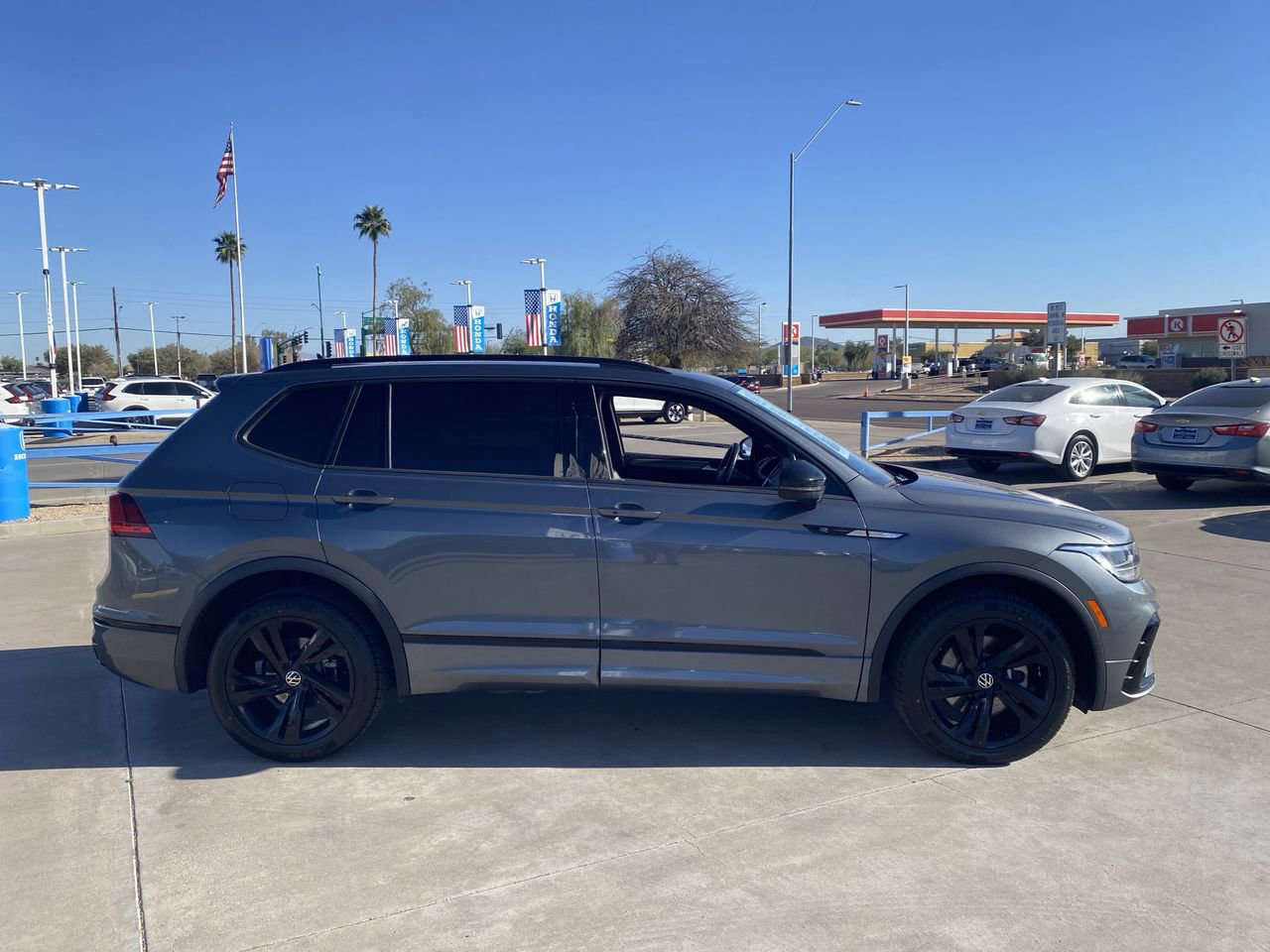 Used 2023 Volkswagen Tiguan SE R-Line image 5