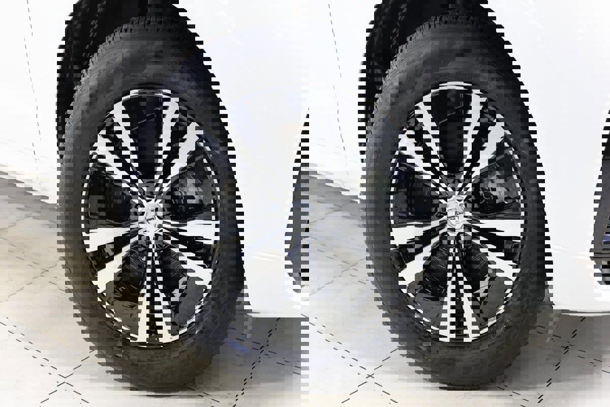 Used 2024 Volvo XC60 T8 Core image 15