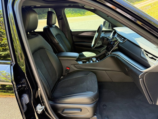 Used 2024 Jeep Grand Cherokee Altitude AWD/4WD image 18