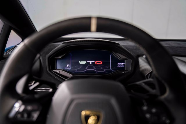 Used 2021 Lamborghini Huracan STO RWD image 18