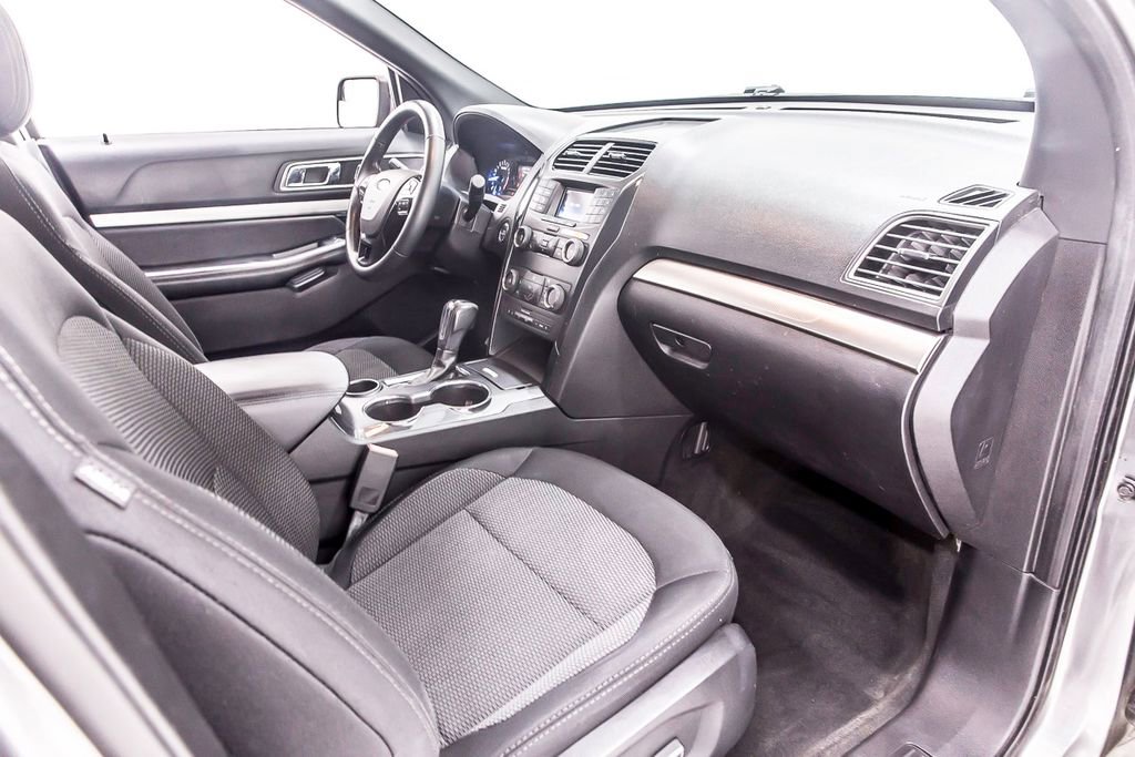 Used 2018 Ford Explorer XLT image 30