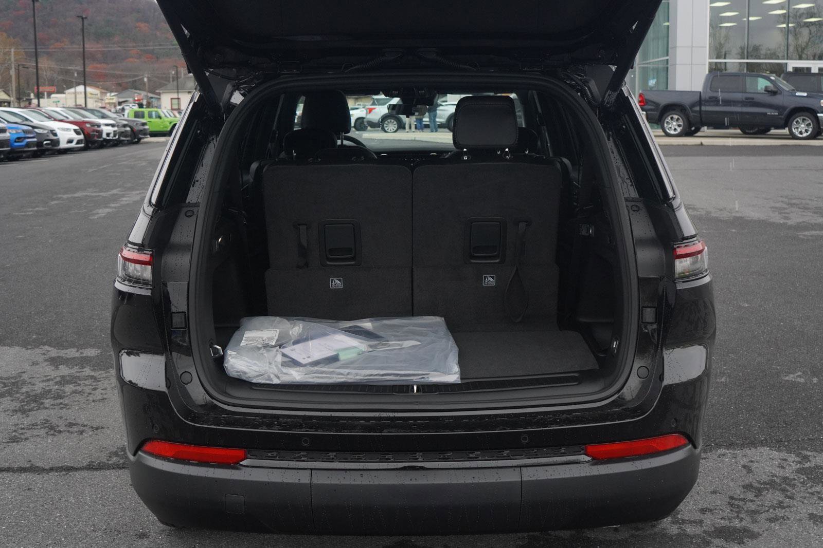 New 2025 Jeep Grand Cherokee L Altitude image 12