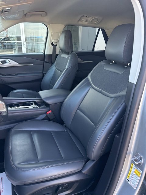Used 2025 Ford Explorer Active w/ Active Comfort Package image 11