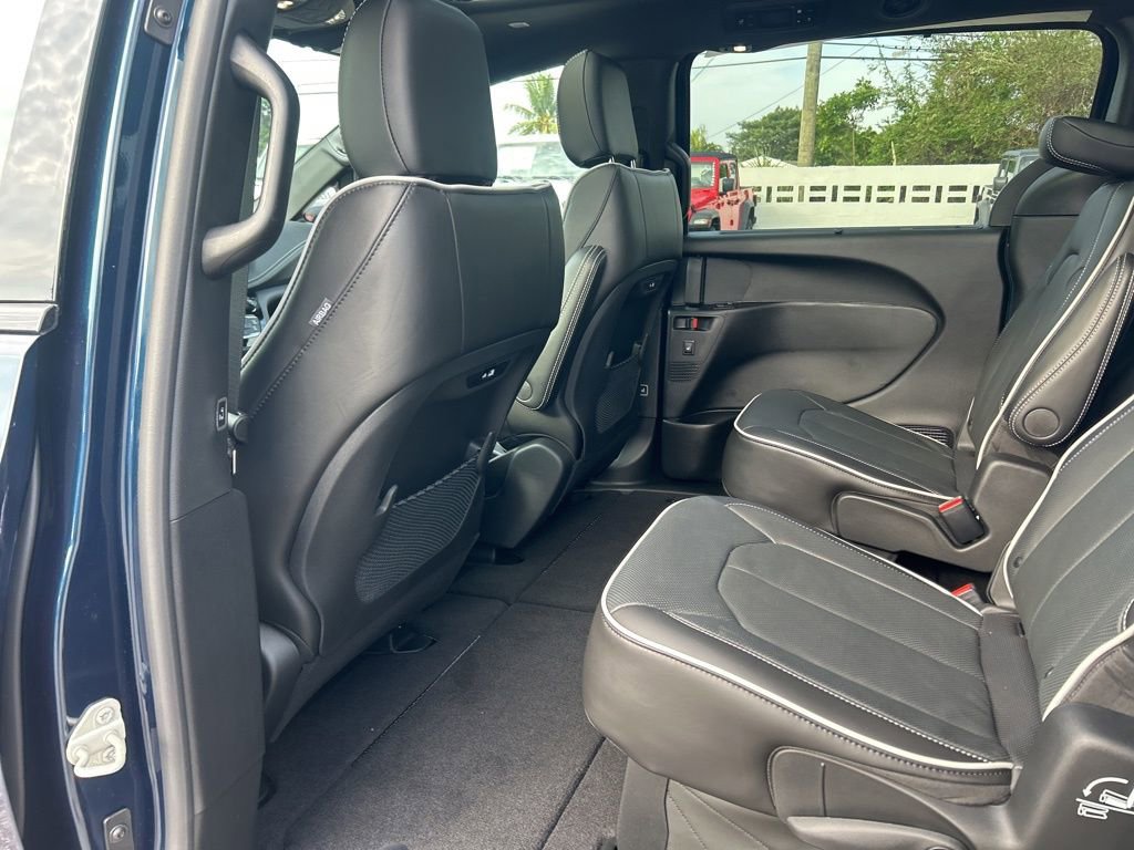 New 2025 Chrysler Pacifica Limited image 32