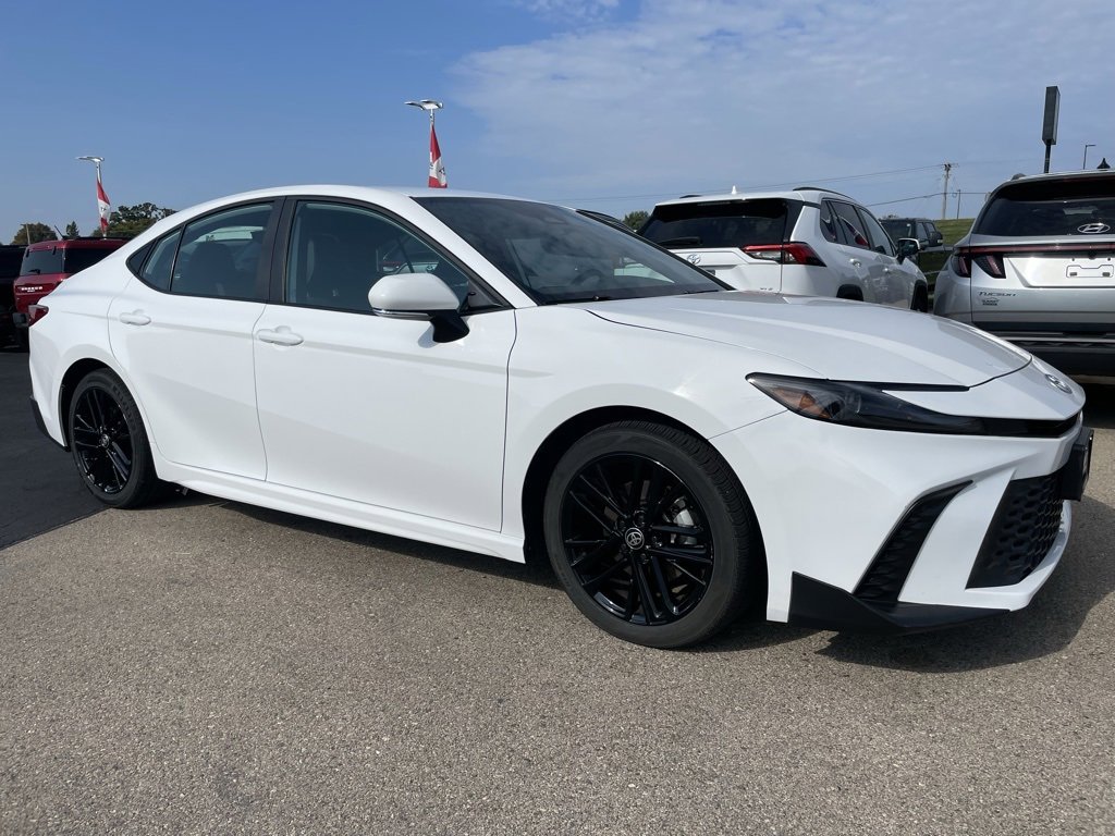 Used 2025 Toyota Camry SE image 2