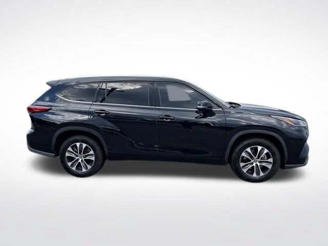 Used 2021 Toyota Highlander XLE FWD image 12