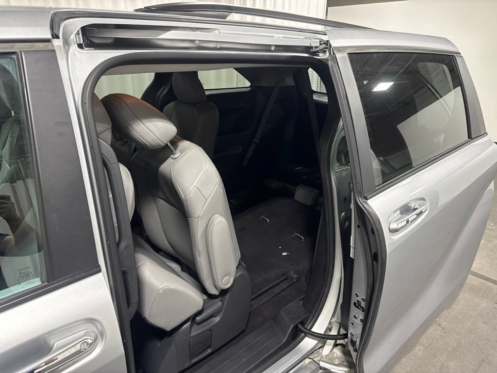 Used 2025 Toyota Sienna XLE FWD image 13