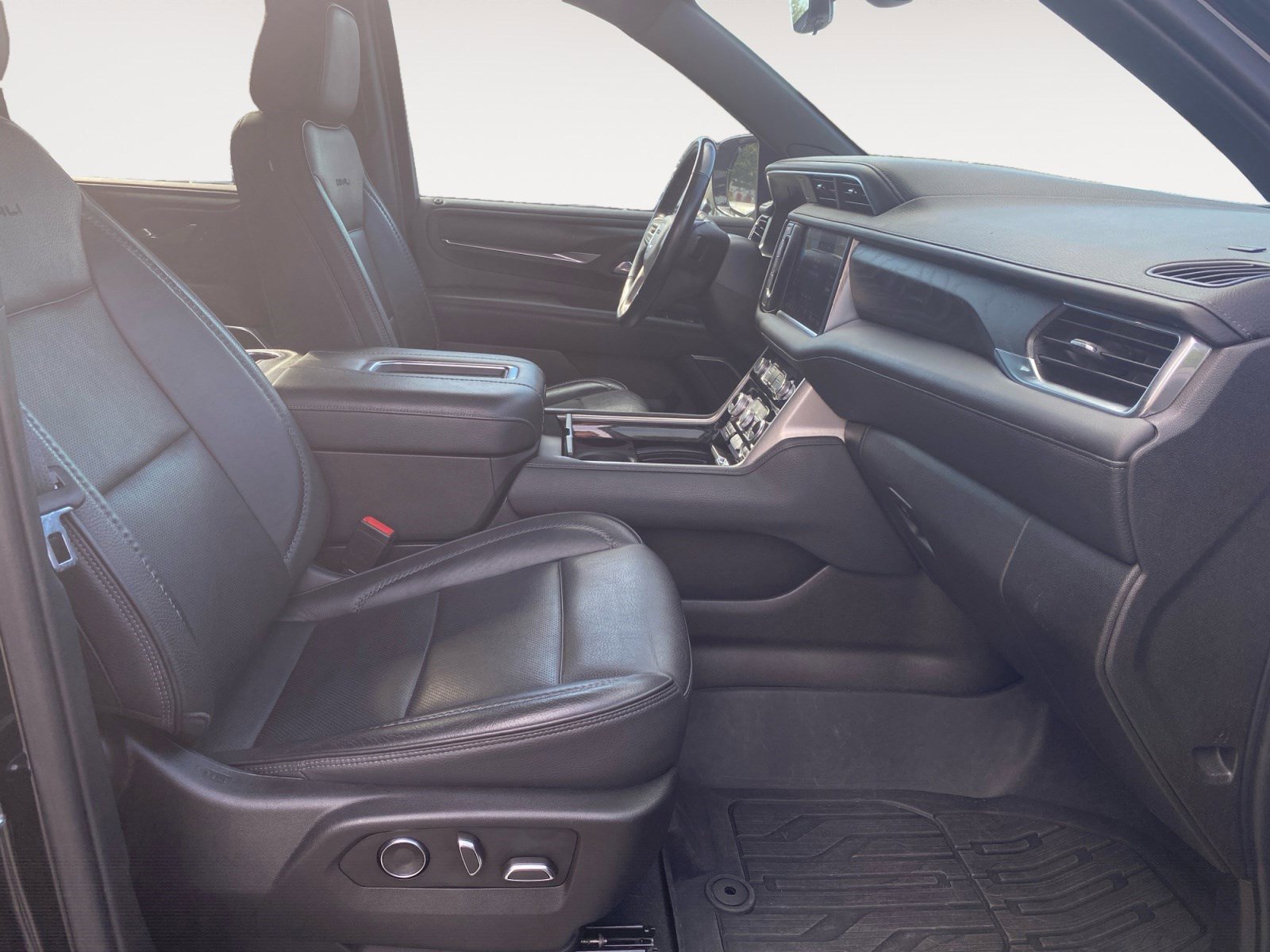 Used 2021 GMC Yukon Denali w/ Denali Premium Package image 13