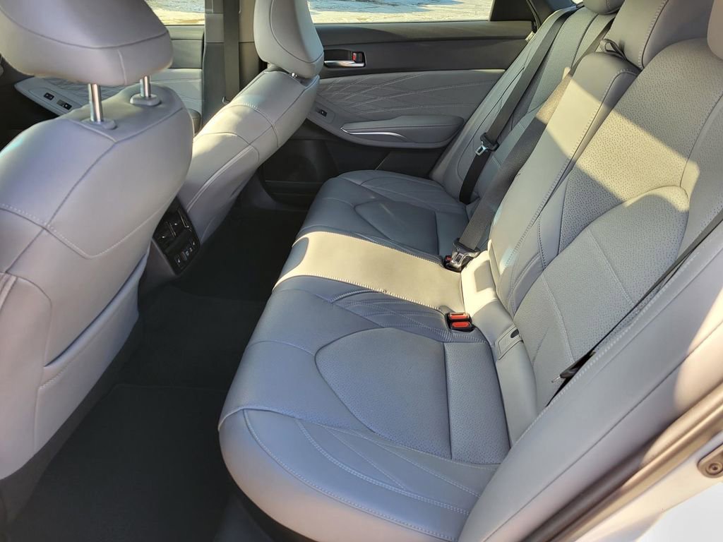 Used 2021 Toyota Avalon Limited image 12