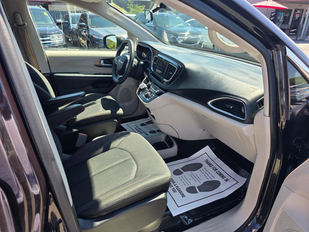 Used 2018 Chrysler Pacifica LX w/ Tire & Wheel Group FWD image 10
