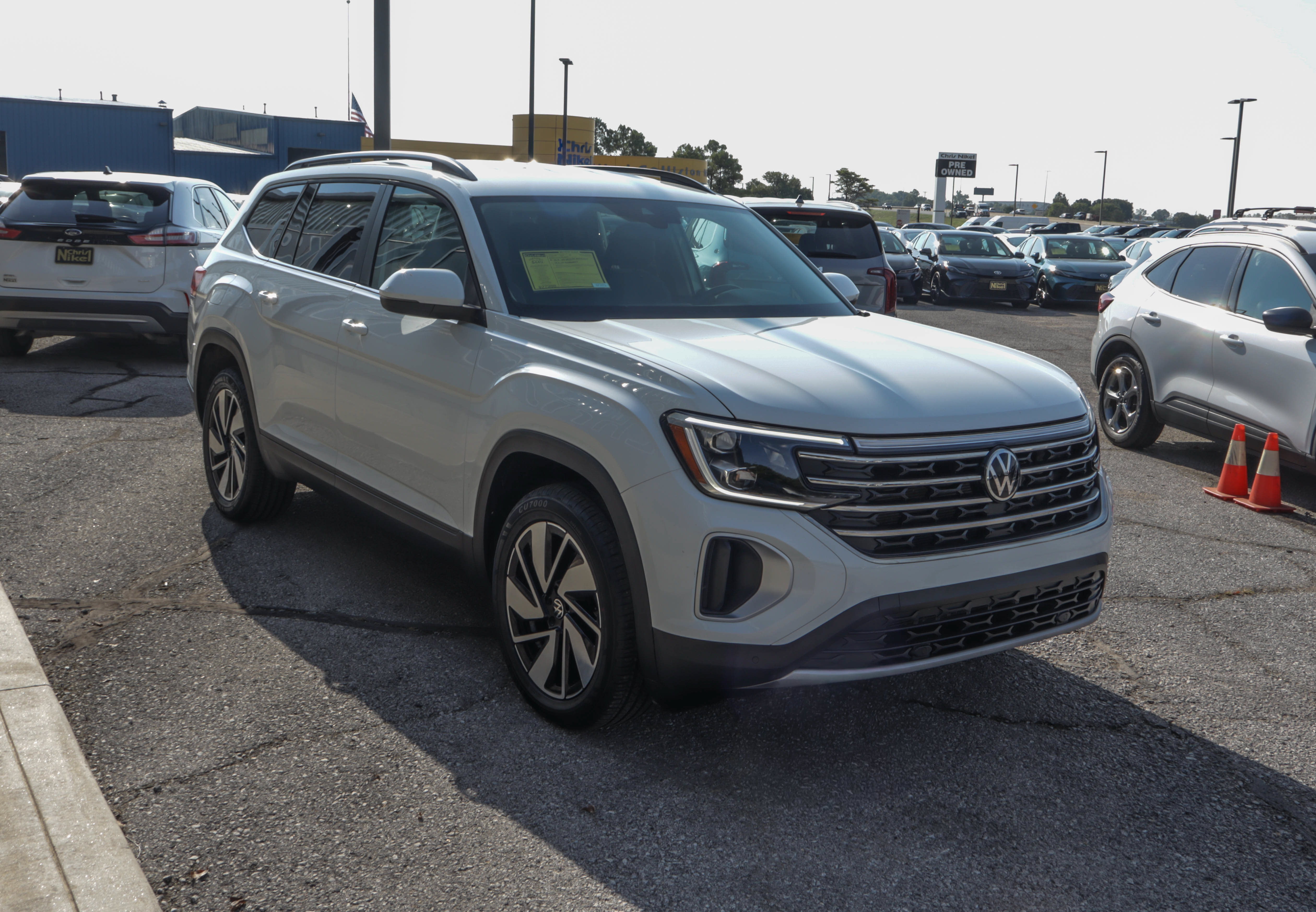 Used 2025 Volkswagen Atlas SE FWD image 3
