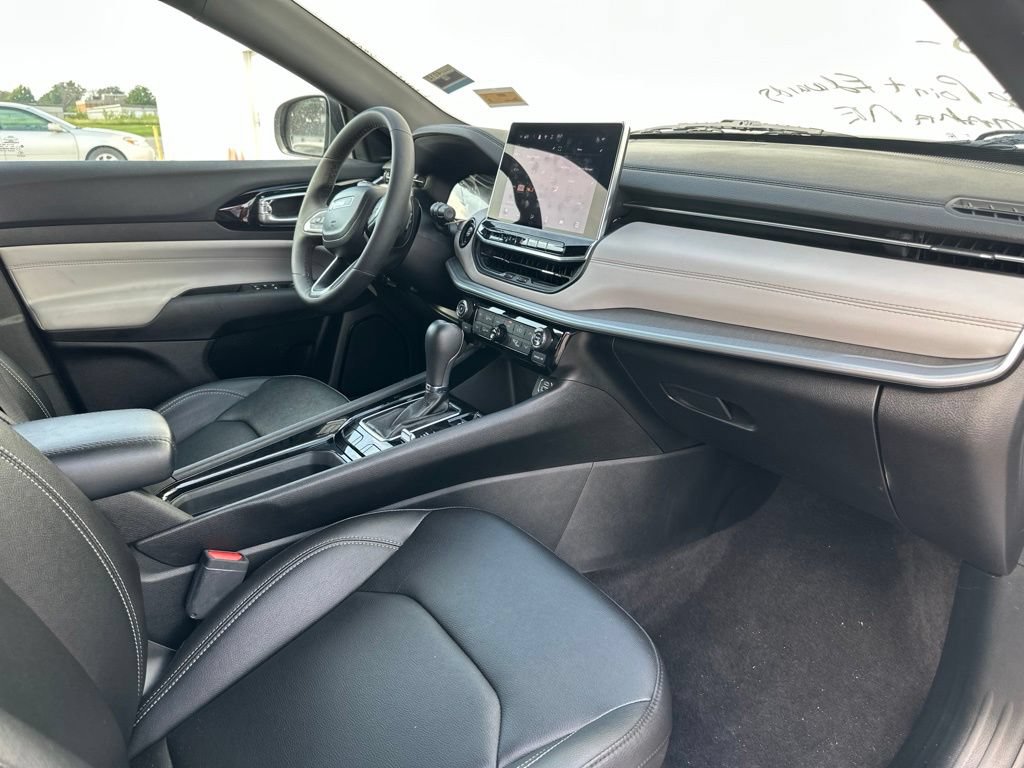 Used 2025 Jeep Compass Limited AWD/4WD image 29