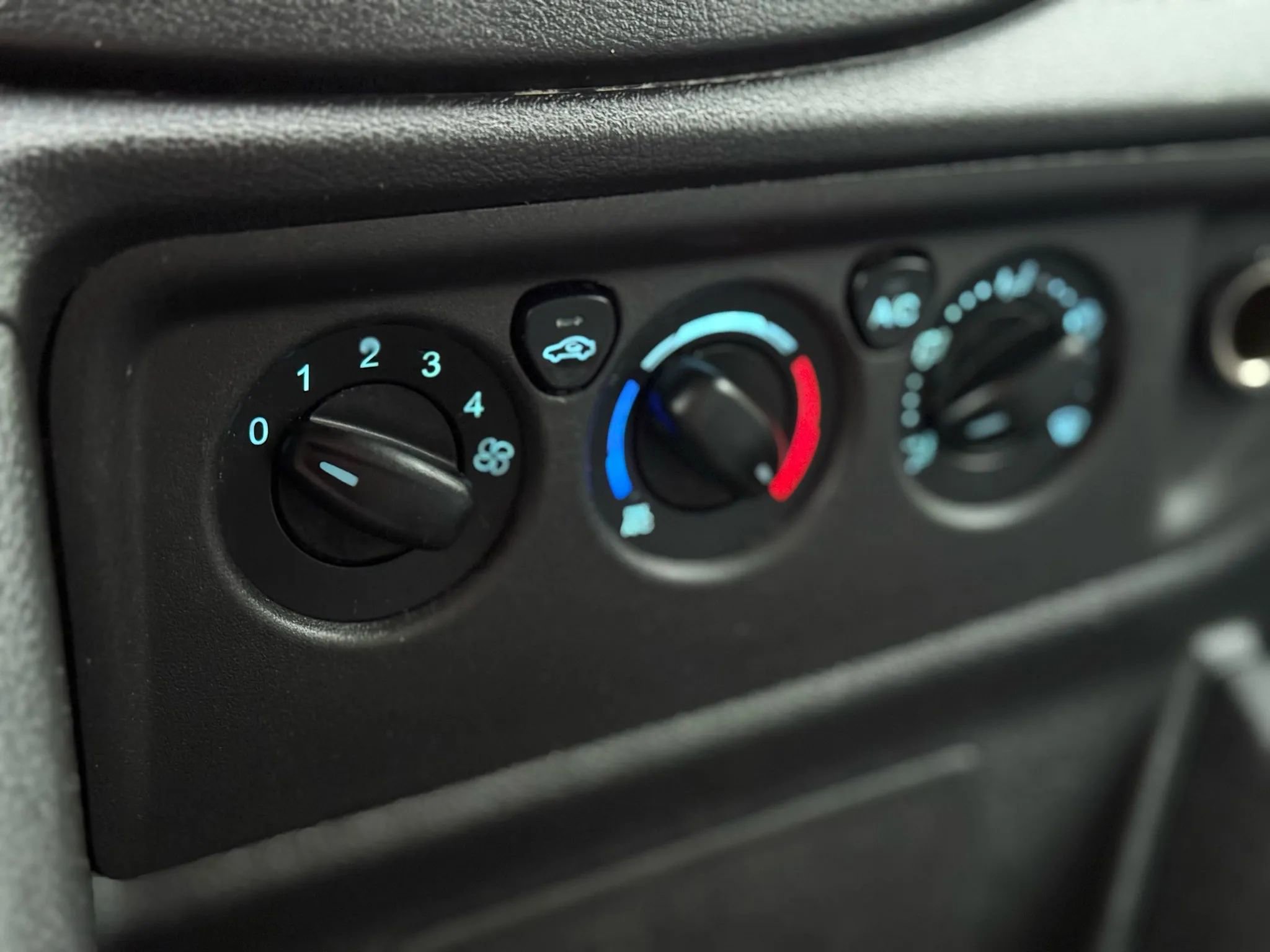 Used 2018 Ford Transit 150 148 Medium Roof image 32