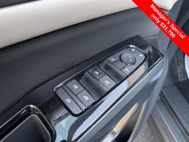 Used 2024 Nissan Pathfinder SL AWD/4WD image 12