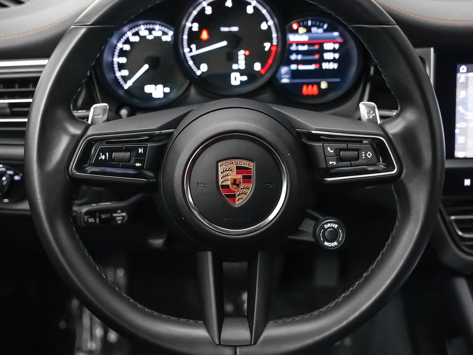 Certified 2024 Porsche Macan image 17