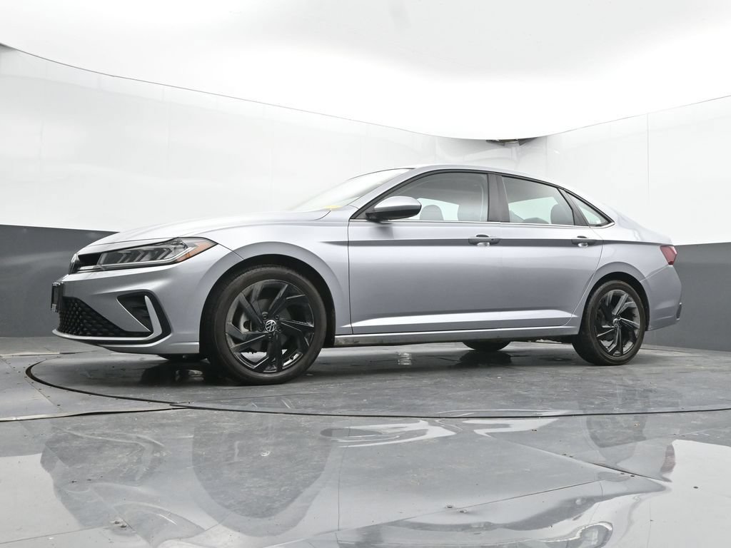 Used 2025 Volkswagen Jetta SE FWD image 28