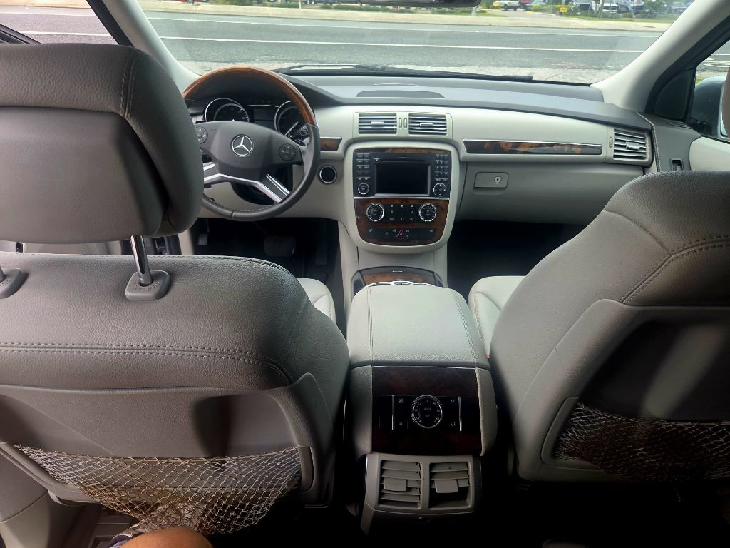 Used 2011 Mercedes-Benz R 350 4MATIC image 8