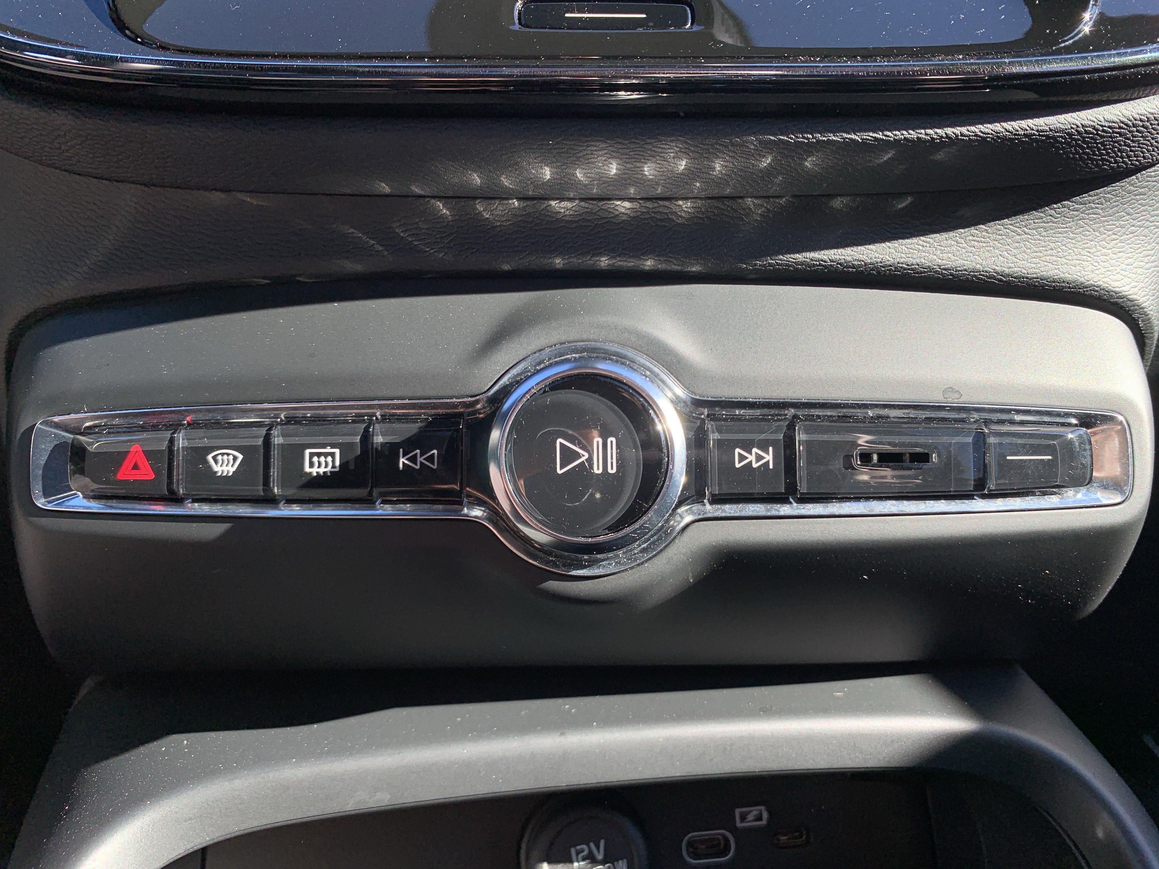 Used 2025 Volvo XC40 B5 Plus image 29