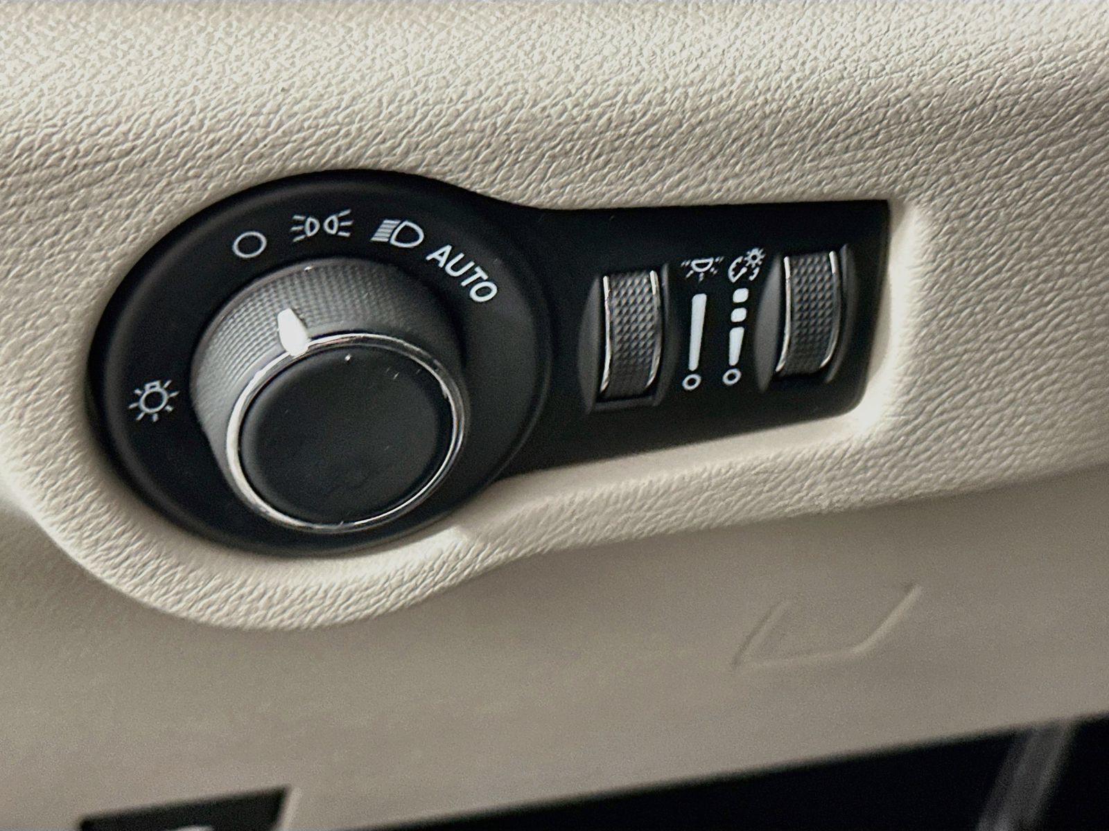 Used 2023 Chrysler Voyager LX FWD image 11